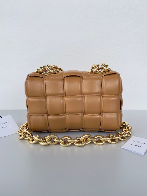 bo*te*ga Ve*ne*ta the chain cassette