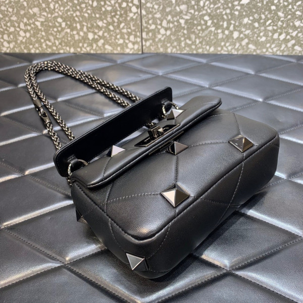 VALENTINO ONLINE EXCLUSIVE SMALL ROMAN STUD THE SHOULDER BAG WITH CHAIN