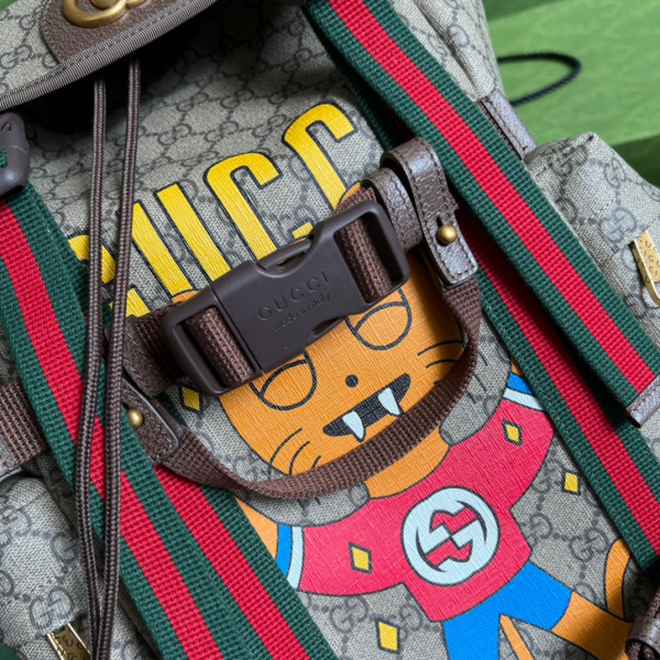 G*u*i cat print skateboard backpack