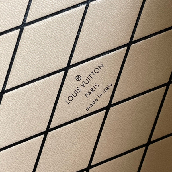 l0*is V*t0n petite malle