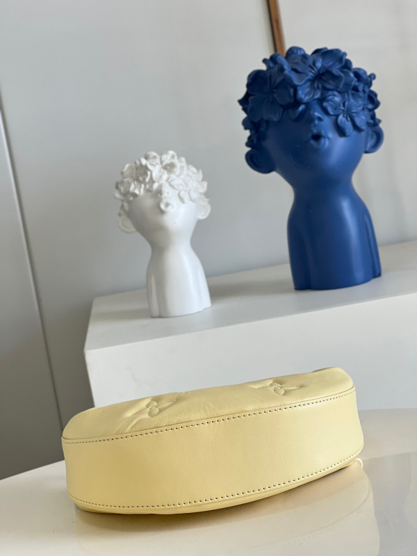 l0*is V*t0n over the moon