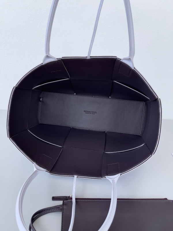 bo*te*ga Ve*ne*ta arco medium tote