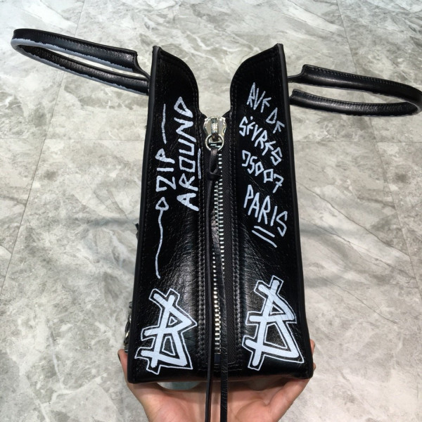 Ba*len*cia*ga classic city graffiti