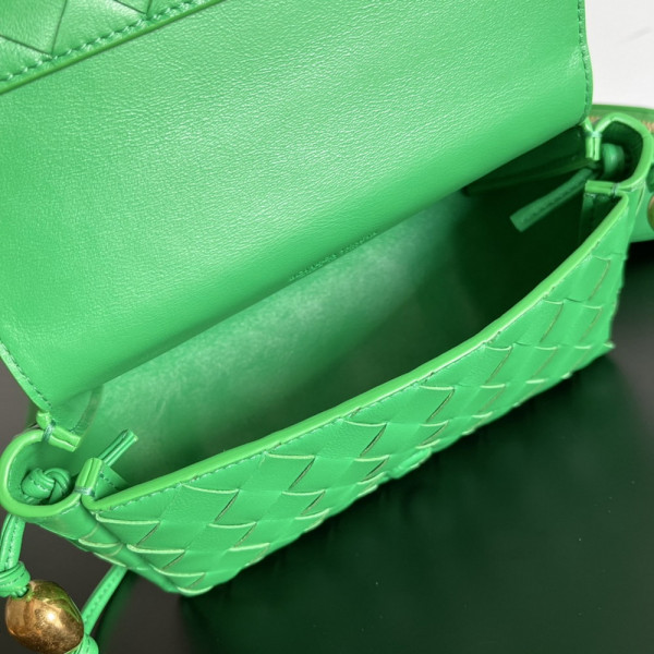 bo*te*ga Ve*ne*ta pouch on strap