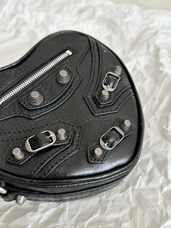 Ba*len*cia*ga  le cagole heart mini metallic crinkled-leather shoulder bag