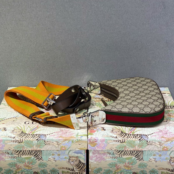 G*u*i attache small shoulder bag