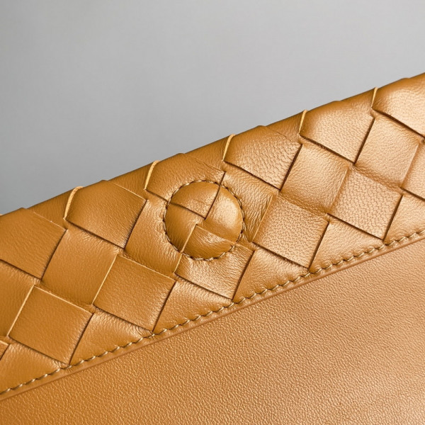 bo*te*ga Ve*ne*ta pouch on strap