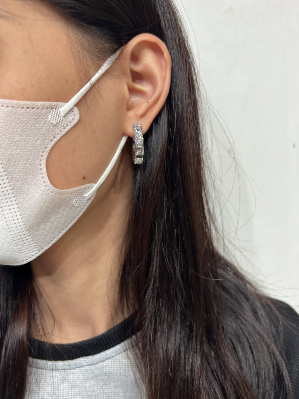 l0*is V*t0n earrings