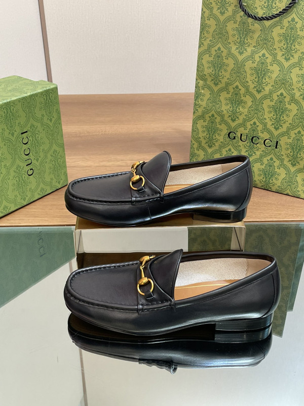 G*u*i men loafer