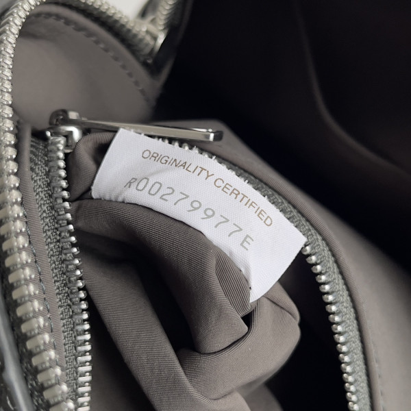 bo*te*ga Ve*ne*ta intrecciato leather wallet-on-strap