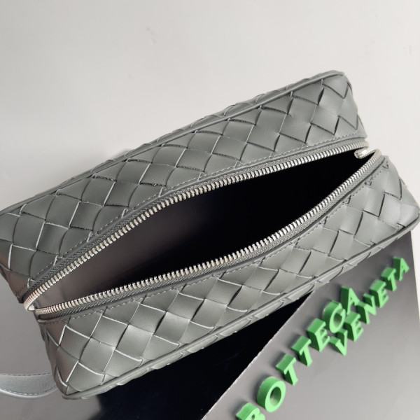 bo*te*ga Ve*ne*ta intrecciato leather wallet-on-strap