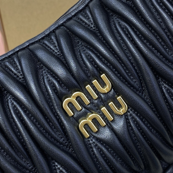 M*um*u wander matelassé nappa leather hobo bag