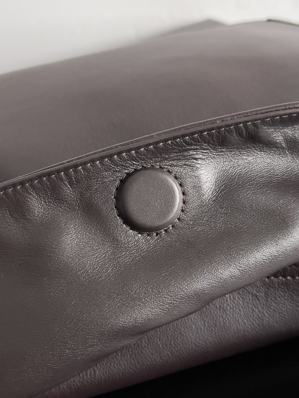 bo*te*ga Ve*ne*ta large hop