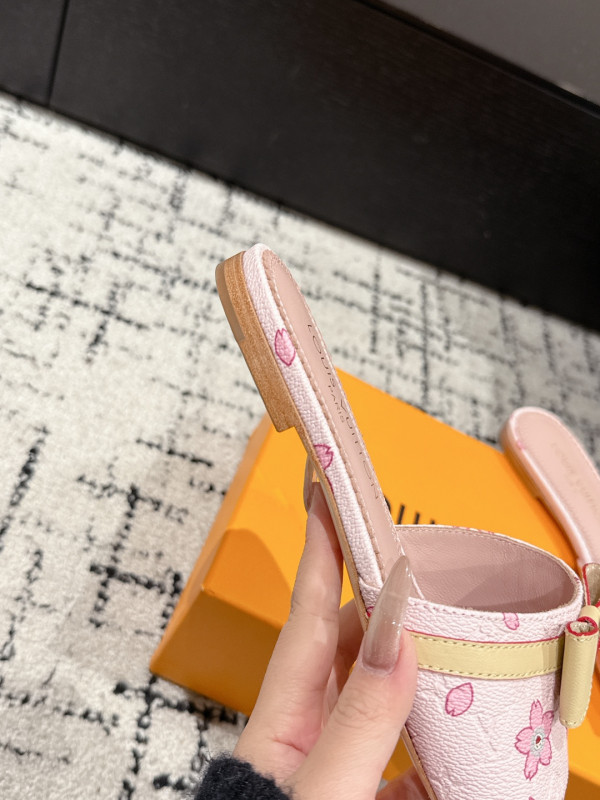 l0*is V*t0n slippers