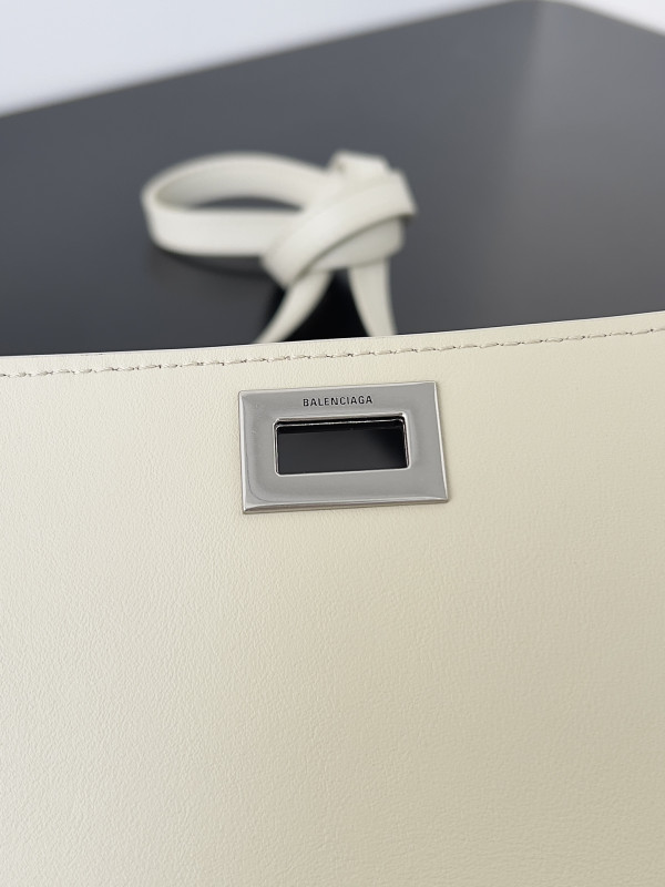 Ba*len*cia*ga bel air small clutch