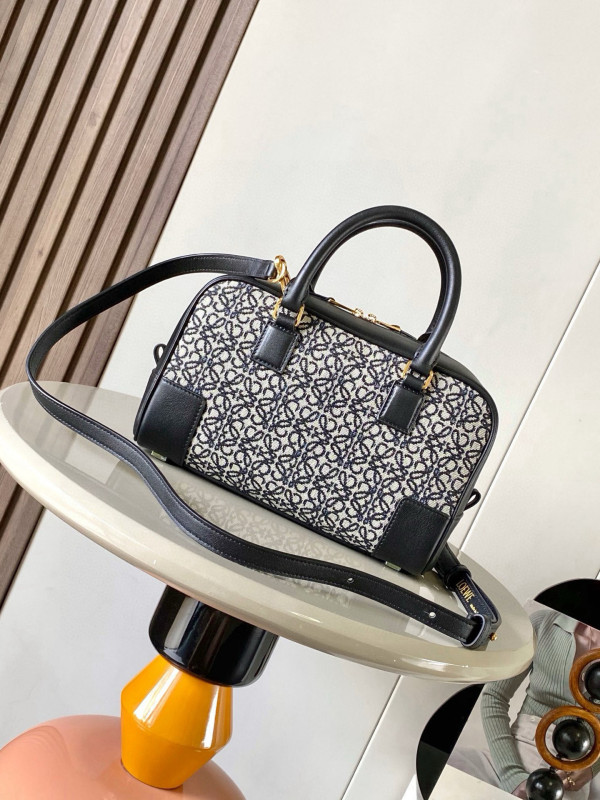 L0ew* amazona 23 bag in soft grained calfskin - 23*10*15cm